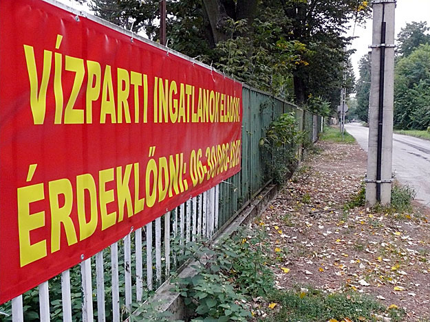 Vízparti ingatlanok eladók - ez a felirat, ami bosszantja a helyieket