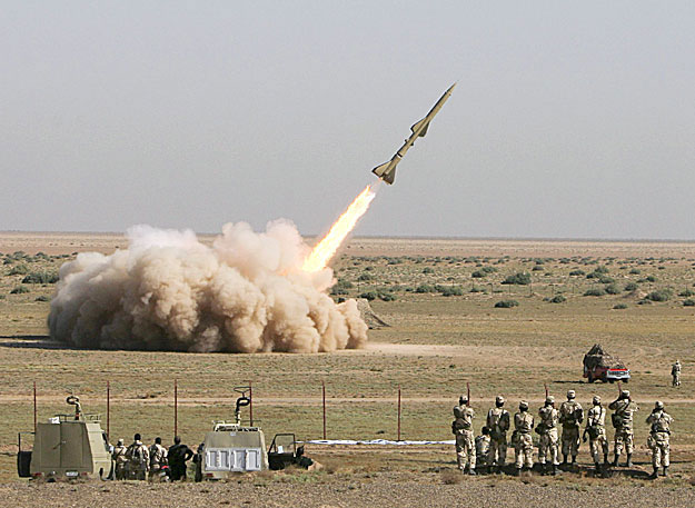 Az iráni Forradalmi Gárda rövid hatótávolságú Tondar (Villám) rakétát tesztel
