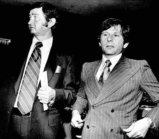 Archív felvétel: 1977-ből Polanski (jobbra) ügyvédjével távozik a Santa Monica-i bíróságról - Európában keresett menedéket