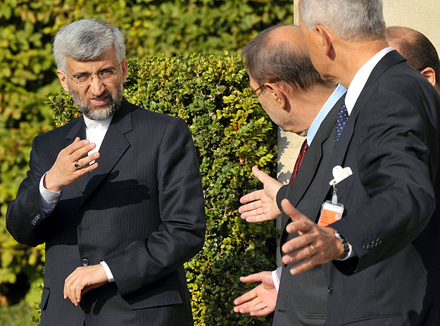 Iran's chief nuclear negotiator Saeed Jalili (L) arrives for a meeting on nuclear power of Iran in Geneva October 1, 2009. Six world powers met with Iran in Switzerland on Thursday for talks U.S. officials said would need to convince them Tehran was 