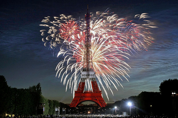 Nemzeti ünnep tűzijátékkal az Eiffel-toronynál