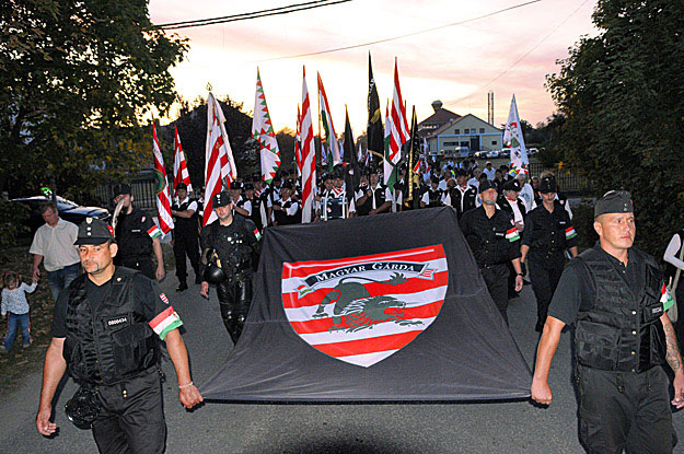 A Jobbik demonstrációján a gárda egyenruháját viselők alakzatba rendeződve, árpádsávos zászlókkal vonultak