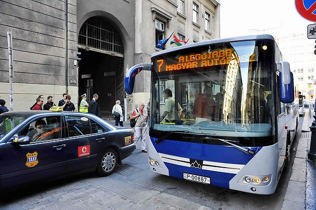 A Kravtex új buszának tegnapi bemutatkozása Budapesten. Remélik, hogy nem hiába tervezték
