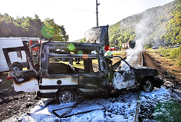 A baleset következtében, a gépkocsi teljesen kiégett, vezetője életét vesztette