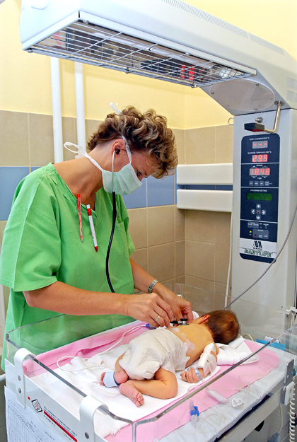 Egy asszisztens csecsemőt vizsgál a felújított újszülött intenzív osztályán