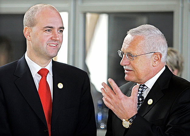 Fredrik Reinfeldt lázas diplomáciába kezd, hogy meggyőzze Václav Klaus cseh elnököt