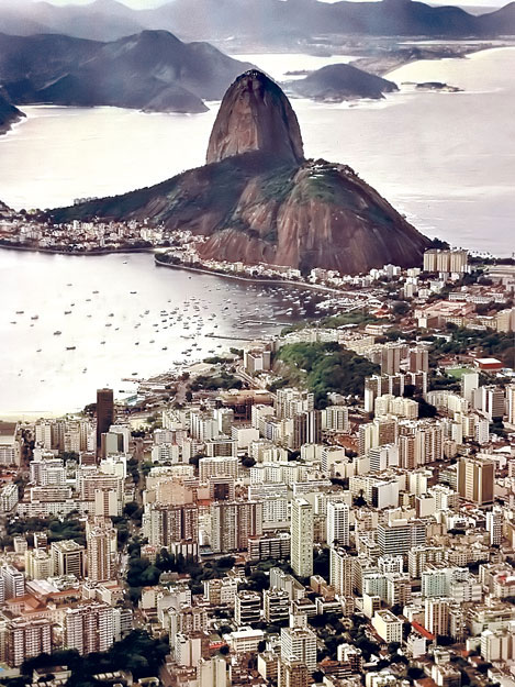 Kilátás a Corcovadóról a Botafogo-öbölre és a Cukorsüvegre