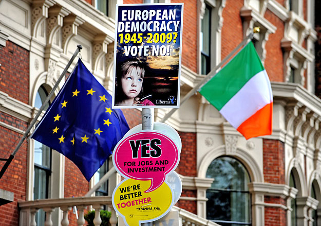 A plakát tanácsa ellenére egyelőre hiába szavaztak igennek az írek, a lisszaboni szerződés életbelépésére még várni kell