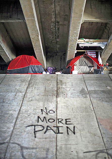 Szexuális bűnökért elítéltek sátortábora Miamiban, egy híd alatt