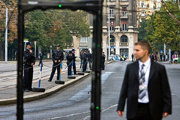 Rendőrsorfal védi a a Kossuth teret 