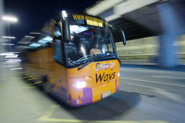 Száguldó Orangeways-busz - Befékezett a közlekedési tárca