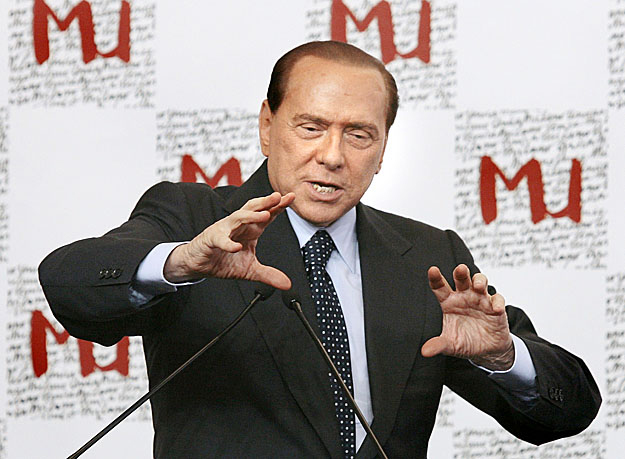Berlusconi egy sajtótájékoztatón. Meddig csűri-csavarja?