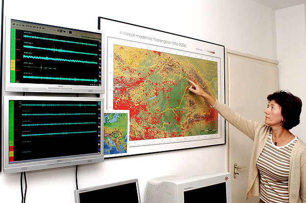 Győri Erzsébet tudományos munkatárs a földrengés helyszínét mutatja a térképen. A földmozgást tényét a Magyar Tudományos Akadémia Geodéziai és Geofizikai Kutatóintézet Földrengésjelző Obszervatóriuma is regisztrálta