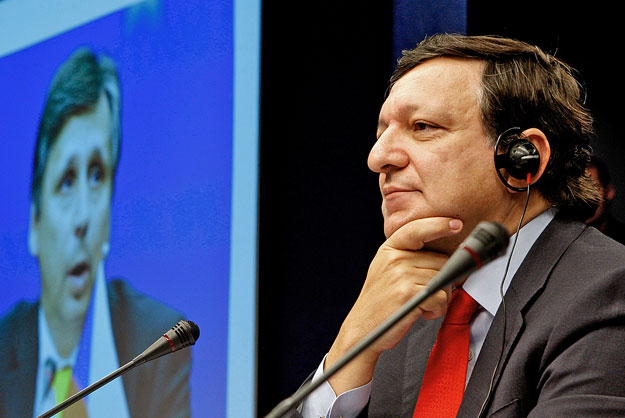Manuel Barroso videokonferencián hallgatja Jan Ficher cseh kormányfőt, aki a meghibásodott repülőgép miatta nem tudott Brüsszelbe utazni 2009. október 7-én