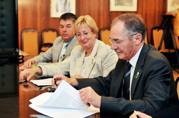 Csiba Gábor, Jákó Kinga és Tulassay Tivadar intézményvezetők az egyeztetésen