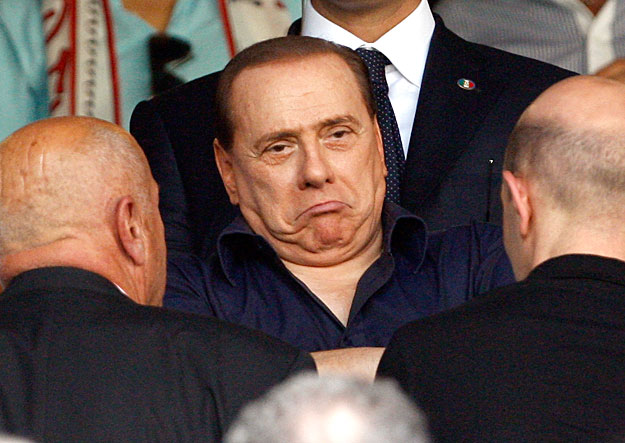 Berlusconi egy Milan meccsen. Utcára mennek. 