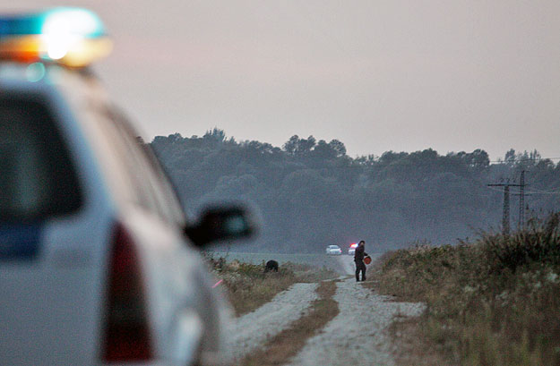 Tûzszerészek és rendõrök dolgoznak egy szántóföldön a letenyei határátkelõ közelében Zala megyében, ahol felrobbantották azokat a robbanószereket és lõszereket, amelyeket elõzõleg egy külföldi rendszámú autóban találtak a vámosok az M70-es autóúton e