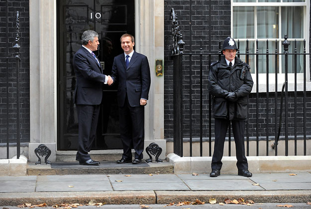 Gordon Brown brit kormányfő fogadja Bajnai Gordont a londoni kormányfői rezidencia, a Downing Street 10. kapujában 2009. október 9-én 
