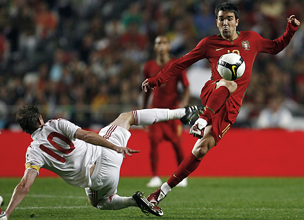 Deco, a portugál válogatott játékosa és Gera Zoltán harcol a labdáért a lisszaboni Luz stadionban a 2010-es labdarúgó-világbajnokság 3. csoportjának Portugália-Magyarország selejtező mérkőzésén