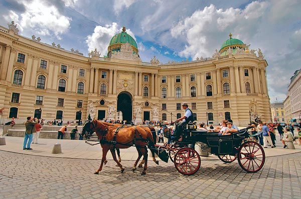 Hintó a bécsi Burg elõtt. Az unió soros elnöksége nagyobb ismertséget és több turistát is hoz