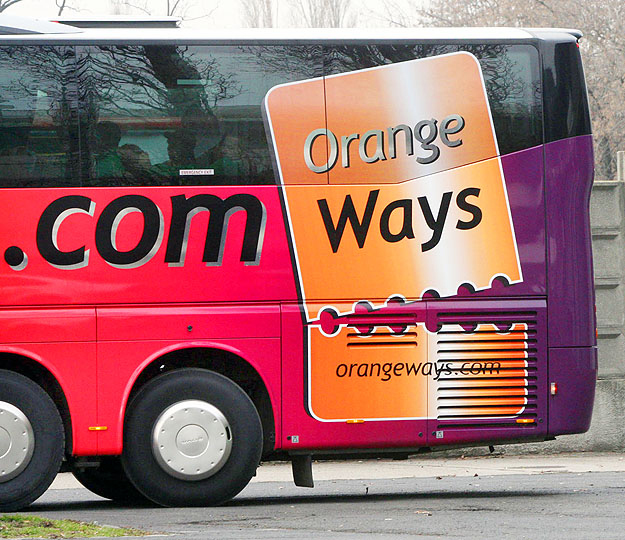 Indulásra váró Orangeways-busz