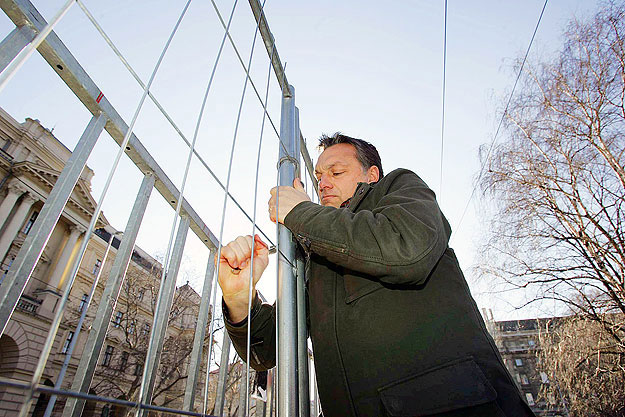 Orbán Viktor rendet tesz a Kossuth téren