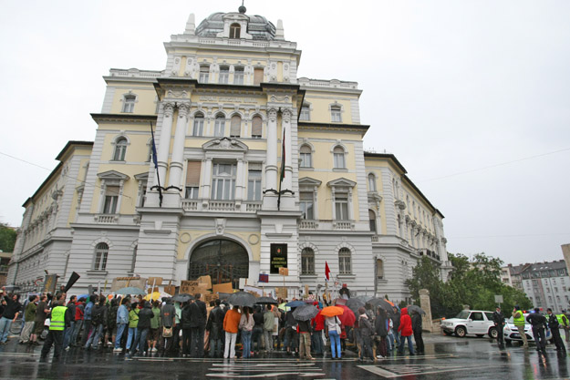 Demonstráció a KSH előtt - van, aki kételkedik az adatok megbízhatóságában