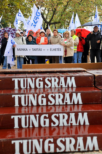 Résztvevők tiltakoznak a Tungsram Dolgozók Független Szakszervezet demonstrációján Újpesten