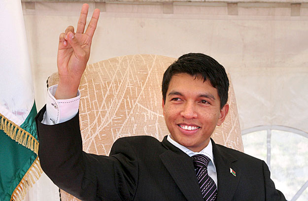 Andry Rajoelina győzelmi gesztusa. Kompromisszum a népért