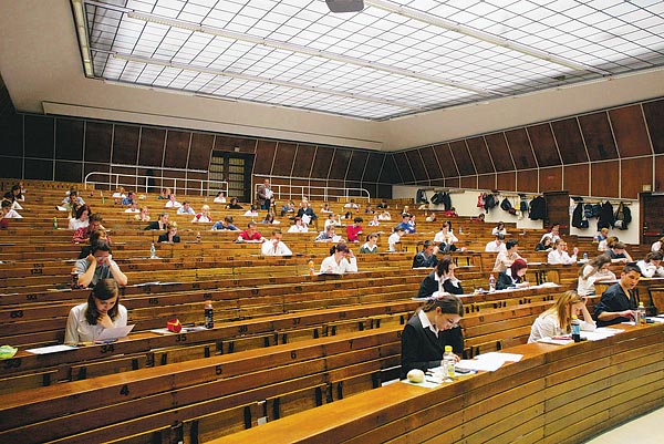 Nem elég bekerülni az egyetemekre, főiskolákra, rögtön jön a következő kihívás: a szeptemberi tárgyfelvétel