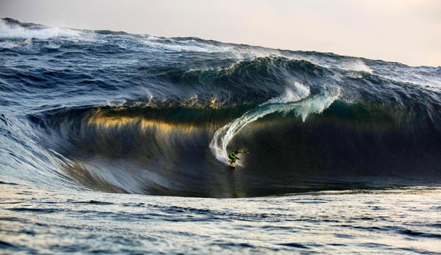 Kerby Brown lovagol a hatalmas hullámokon Nyugat-Ausztrália partjainál