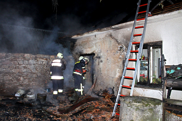 Tűzoltók dolgoznak annál a Veszprém megyei bakonynánai tűzesetnél, ahol eddig ismeretlen okból kigyulladt és leégett egy családi ház tetőszerkezete és egy melléképület