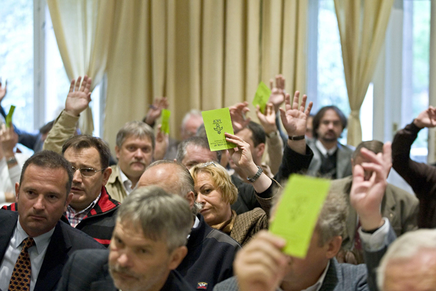 Résztvevők szavaznak azMDF Országos Választmányának ülésén