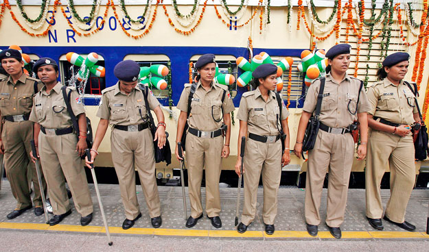 Rendőrnők állnak sorfalat egy csak nőket szállító vonat ünnepélyes átadásakor Új-Delhiben 2009. augusztusában