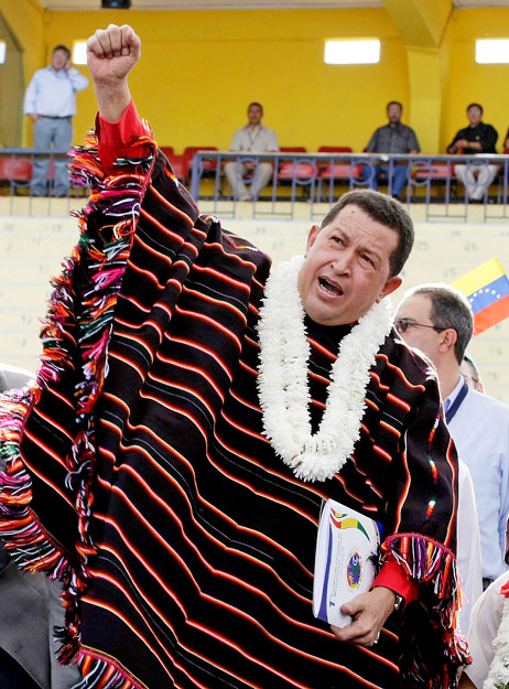 Hugo Chavez venezuelai elnök köszönti az ALBA konferenciára érkezetteket 2009. október 17-én, a bolíviai Cochabambában