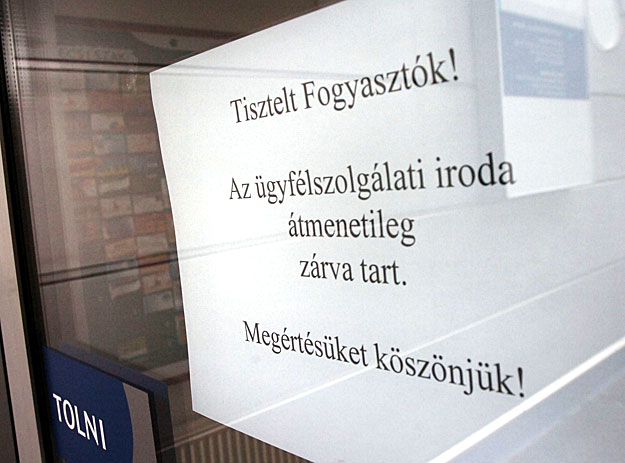 Pécs, 2009. október 19.
Tájékoztató tábla az ajtón, miután a korábbi szolgáltató, a Pécsi Vízmű Zrt. visszavette az ellenőrzést a vízmű Nagy Lajos király úti ügyfélszolgálati irodája felett. Az ügy előzménye, hogy pécsi önkormányzat által megbízott 