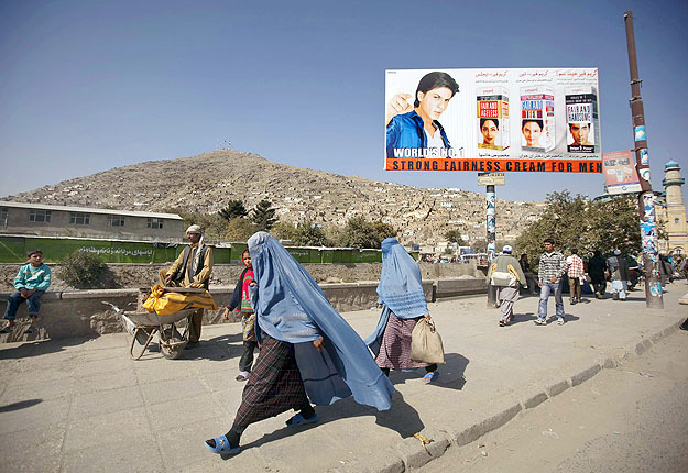 Bollywood egyik filmsztárját népszerűsítő plakát Kabulban