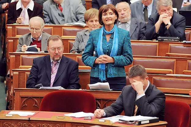 Szocialista képviselők a költségvetés parlamenti vitáján
