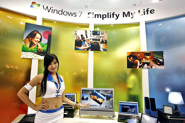 Modell pózol a Windows 7 bemutatóján a tajvani számítástechnikai kiállításon
