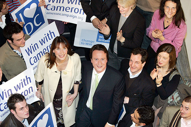 David Cameron feleségével, Samanthával. A párttagság a demokrácia haláláról beszél