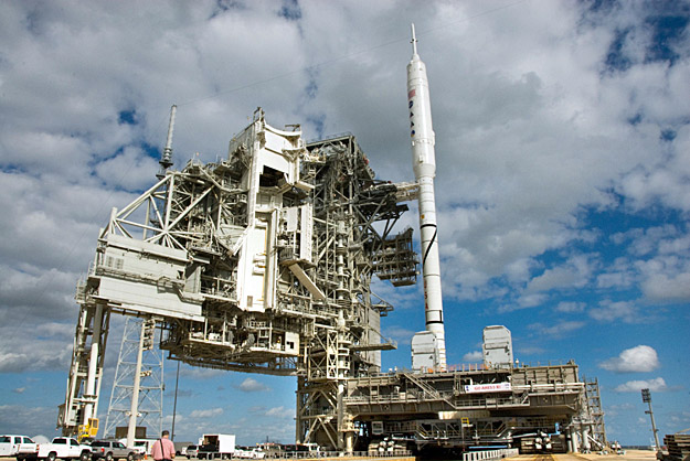 Az Ares-1-X rakéta a Cape Canaveral-beli kilövőálláson várja a startot