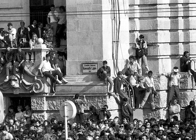 Fiatalok ünnepelnek a Parlament falán 1989. október 23-án