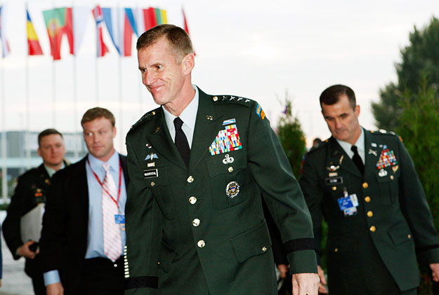 Stenley McChrystal tábornok, az afganisztáni amerikai kontingens parancsnoka megérkezik a pozsonyi tanácskozásra