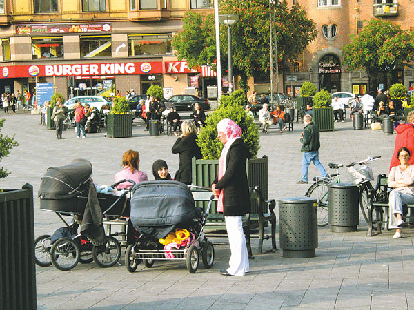 Fejkendős asszonyok Koppenhágában. Kinézik őket?