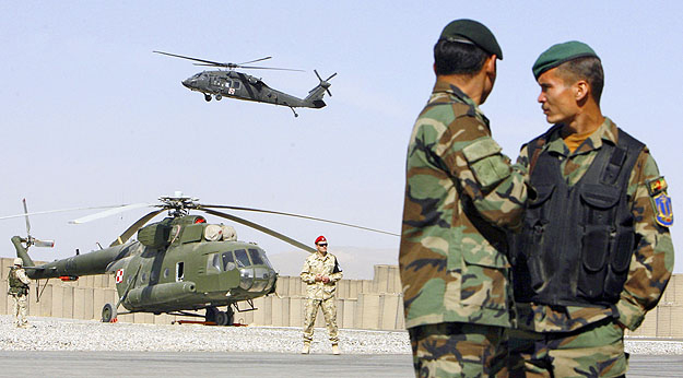 Afgán katonák nézik a lengyel és az amerikai légierő helikoptereit