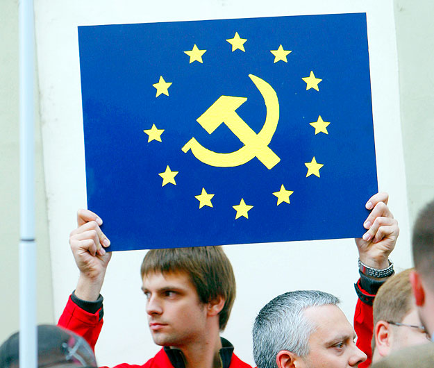 EU-ellenes tüntető Prágában. Döntés elnapolva