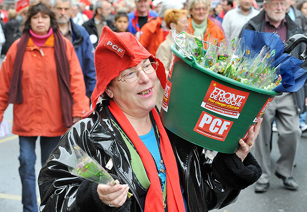 Virágokkal kampányol a Francia Kommunista Párt egy szimpatizánsa