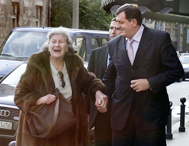 Plavsicsot Belgrádban Milorad Dodik, boszniai szerb miniszterelnök üdvözli