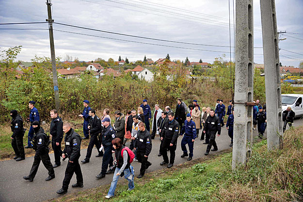 A vádlottak és a másodfokú eljárás résztvevői kommandós felvezetéssel és rendőrök kíséretében érkeznek a faluba