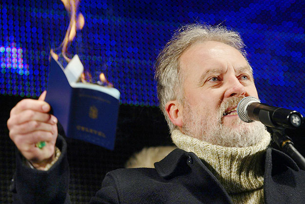 A népszavazást kezdeményező Magyarok Világszövetségének 2004. december 5-i Kossuth téri tüntetésén Molnár Tamás a Jobbik akkori alelnöke tiltakozásul elégeti útlevelét